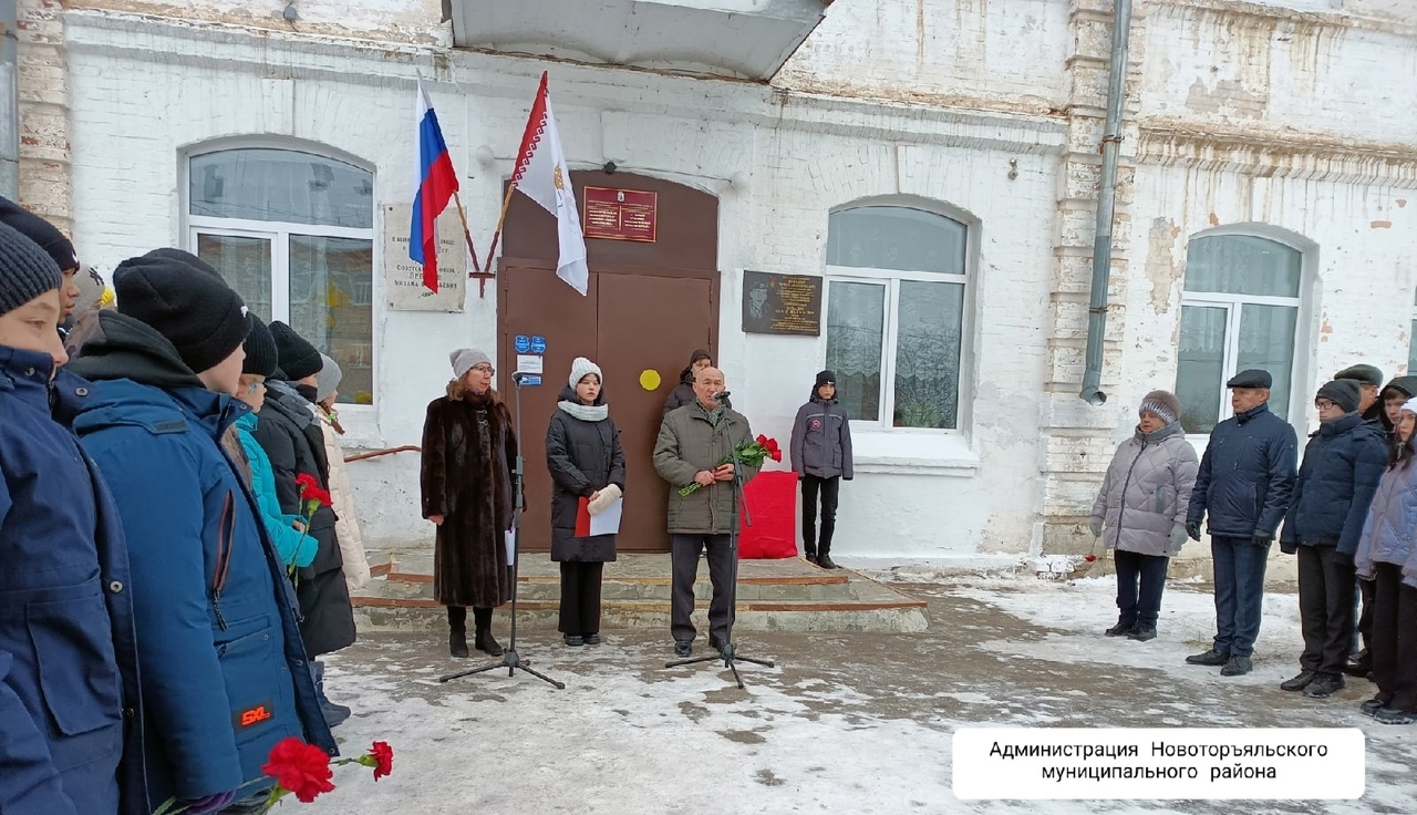 В Новторъяльском районе открыли мемориальную доску погибшему в ходе спецоперации Сергею Шабалину 