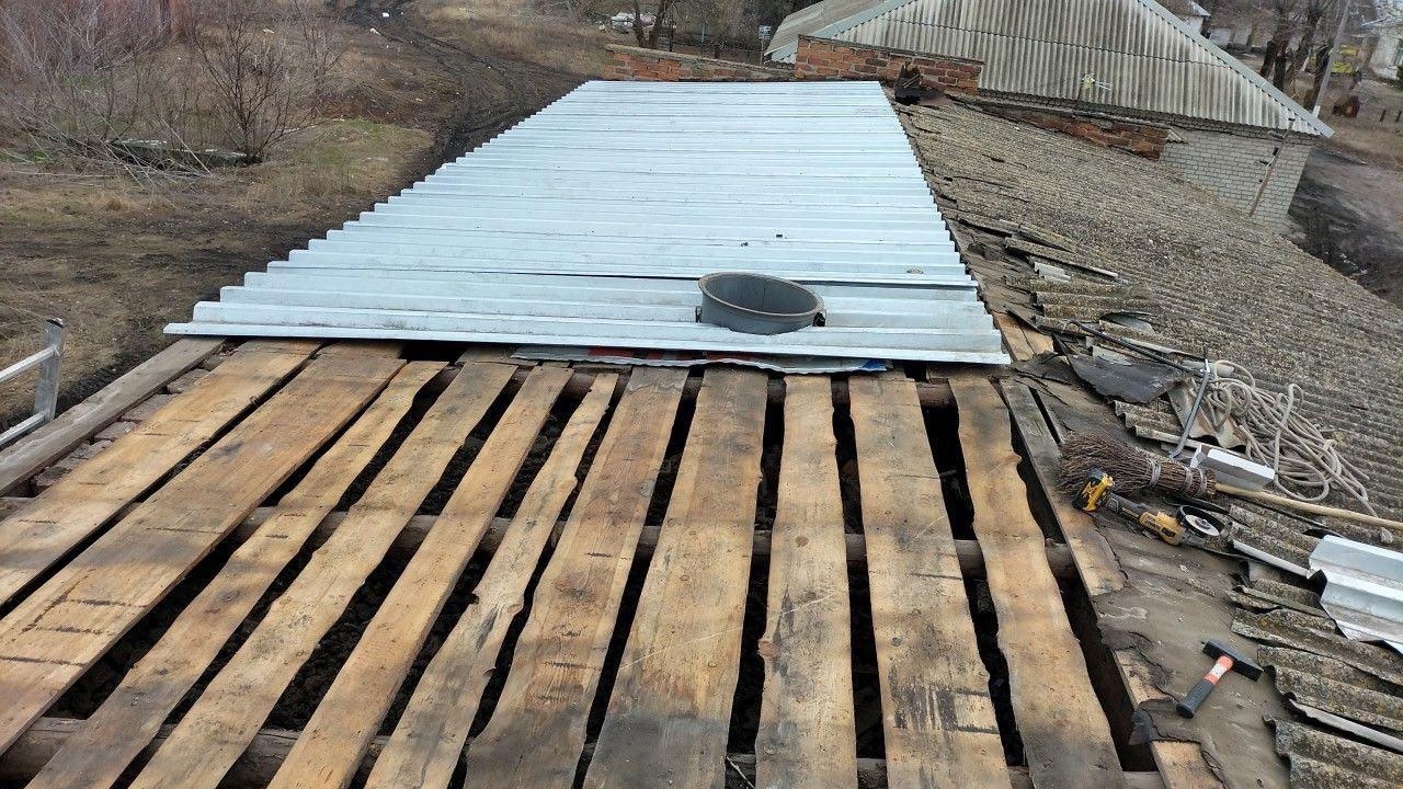 Рабочие из Марий Эл ремонтируют крышу котельной Куйбышевской больницы