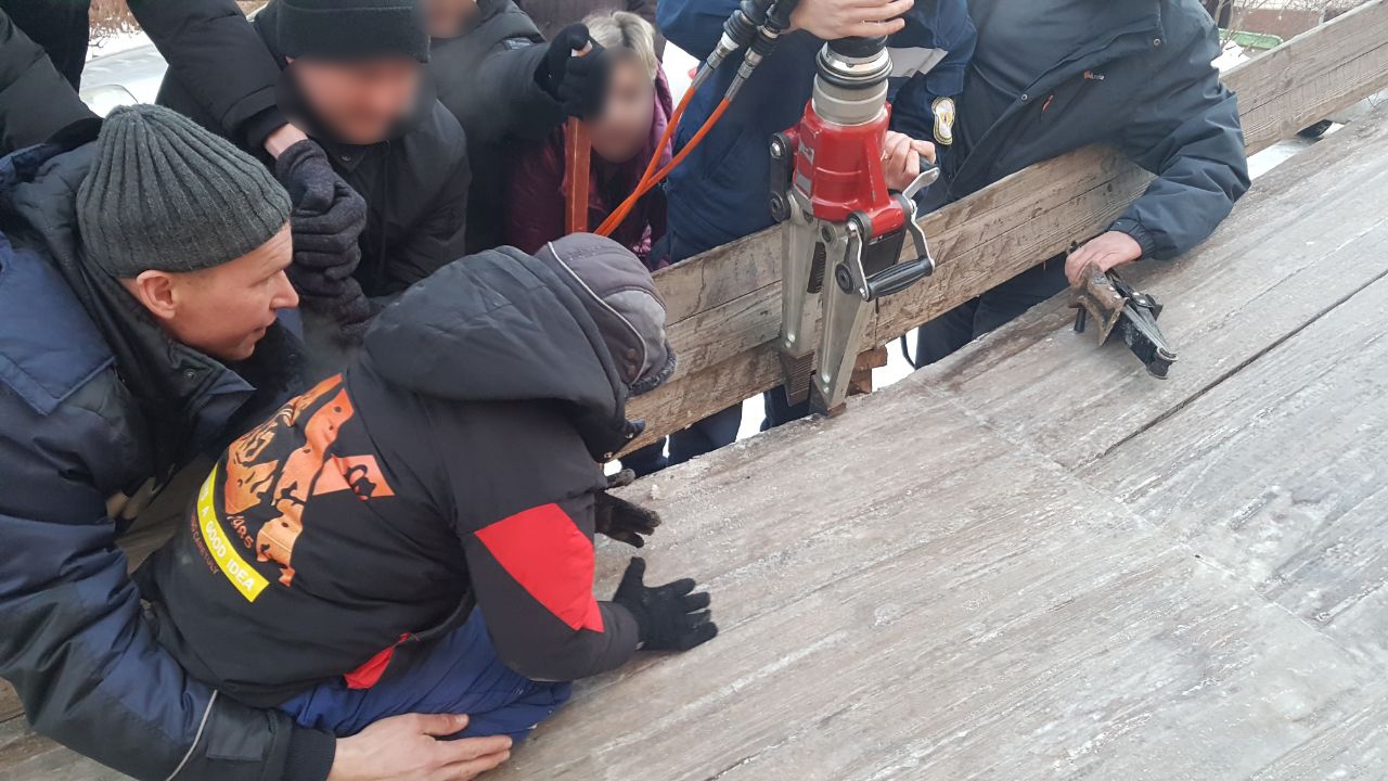 Марийские спасатели помогли мальчику освободить застрявшую в горке руку