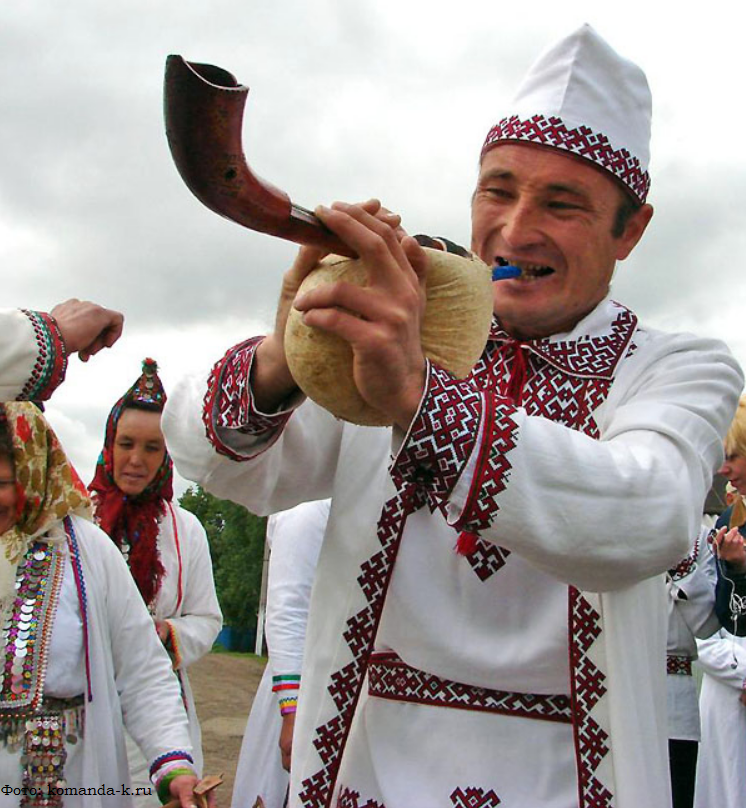 Слушать марийских. Марийская волынка шувыр. Шувыр Марийский музыкальный инструмент. Марийцы шувыр. Марийский национальный инструмент волынка.