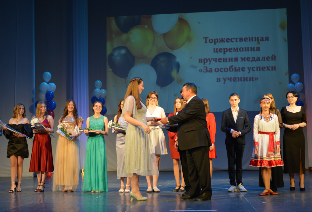 В Йошкар-Оле 109 выпускников награждены медалями "За особые успехи в учении"