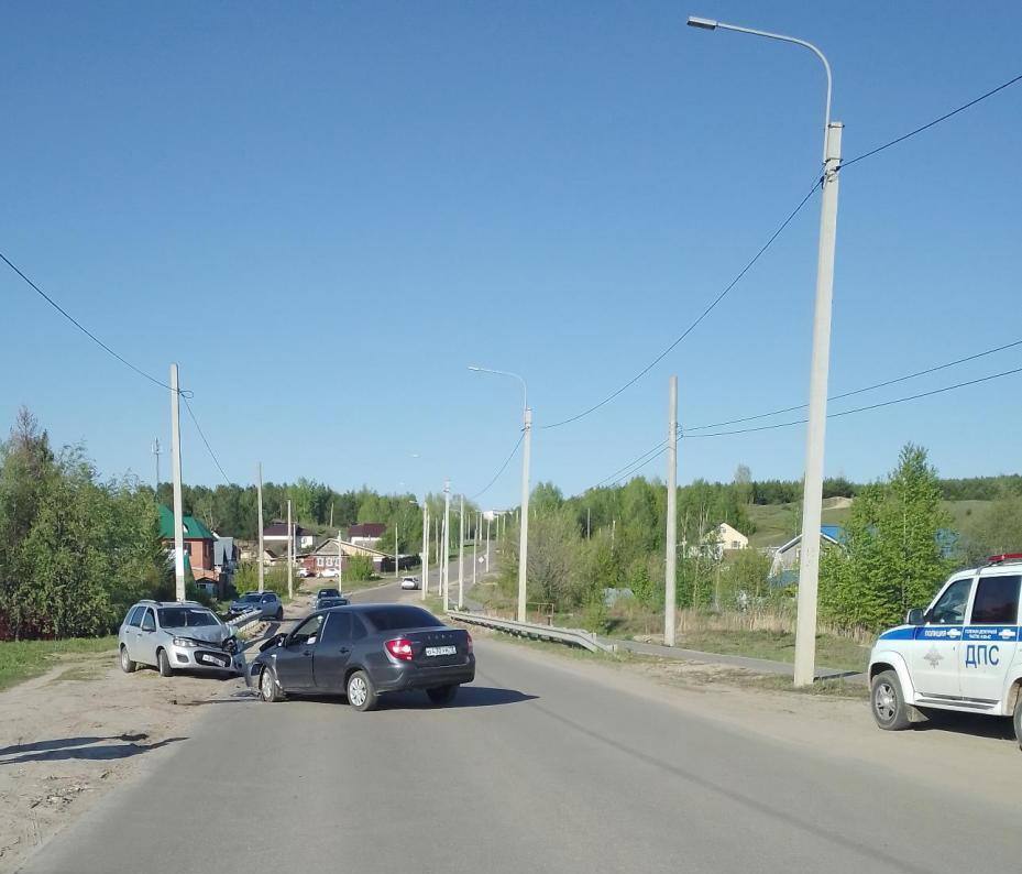 В Волжске нетрезвый водитель «Лады Гранты» с телефоном в руках врезался в другое авто