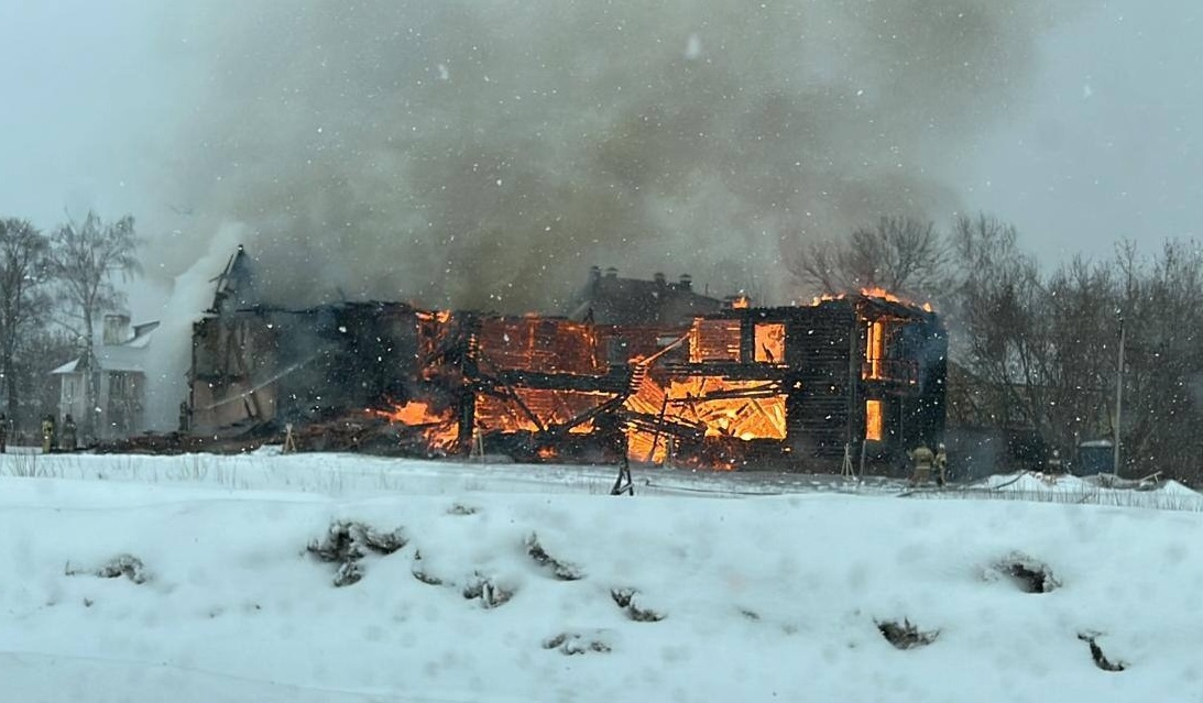 В Волжске 8 марта сгорел расселённый деревянный дом