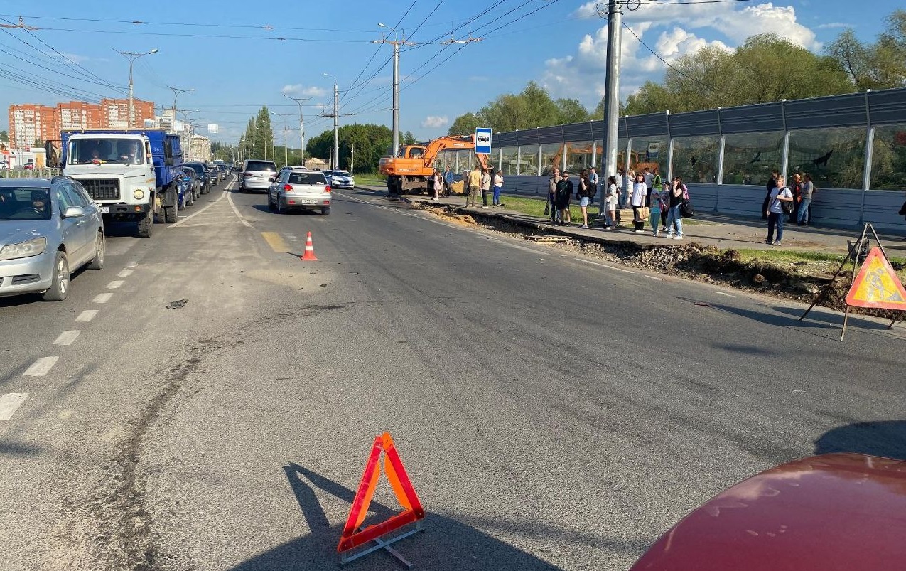Дорожный рабочий доставлен в больницу после столкновения двух иномарок на перекрёстке в Йошкар-Оле