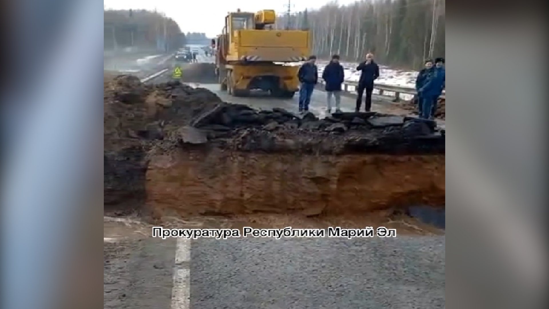 из за размытых дорог строительство моста приостановилось