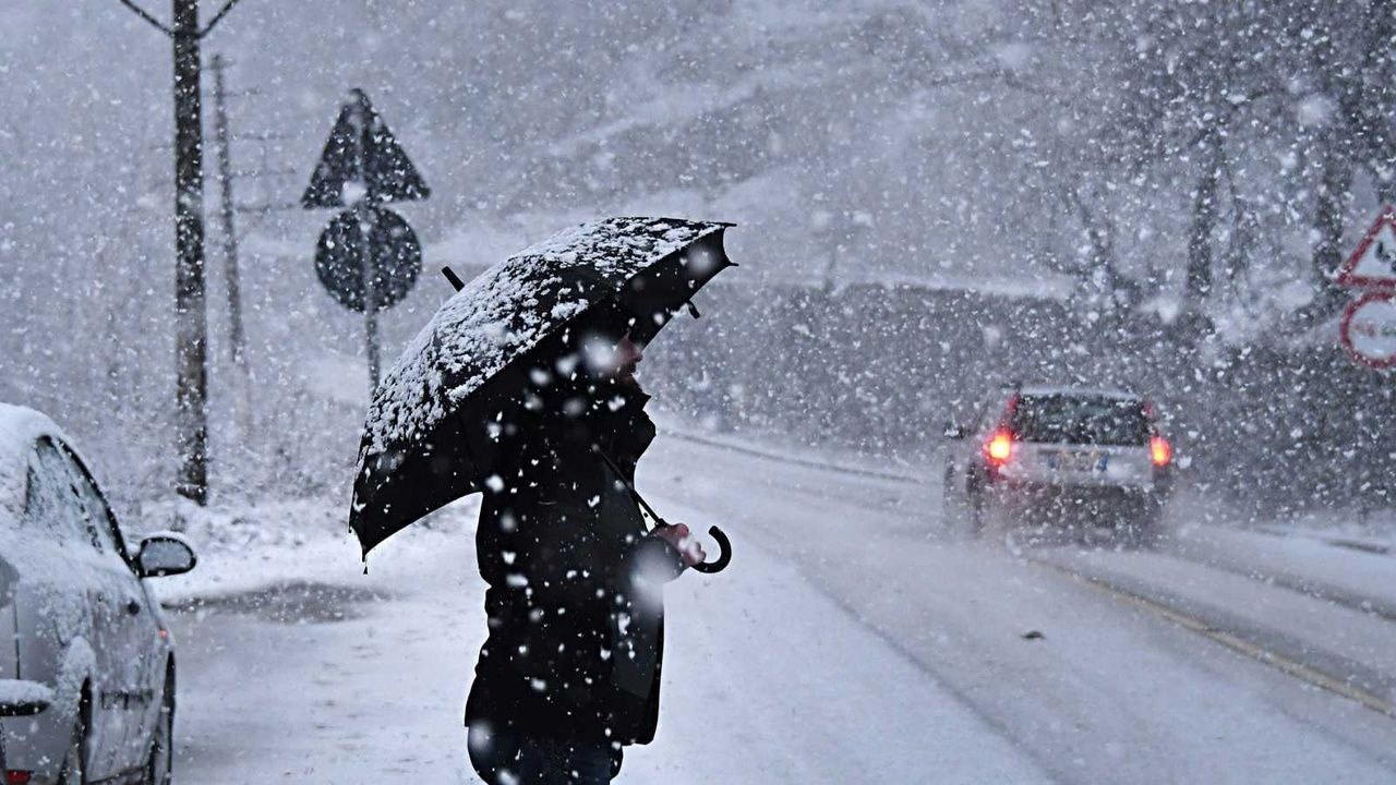 Сотрудники УГИБДД Марий Эл предупреждают водителей о гололедице и снегопадах