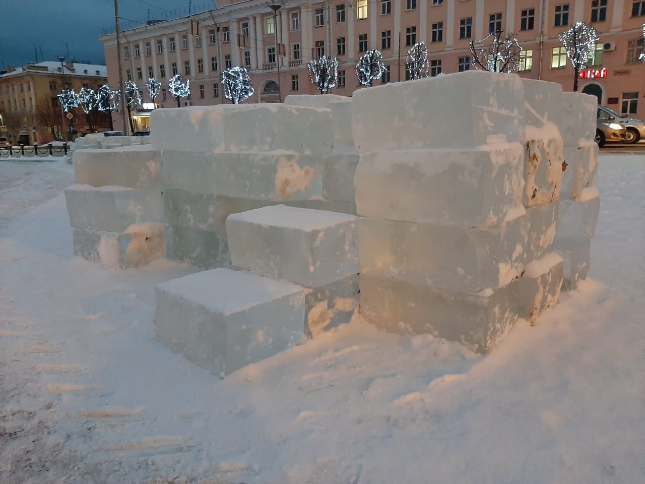 На центральную площадь Йошкар-Олы завезли лед - ГТРК Марий Эл 18.12.2020