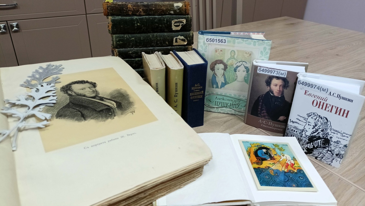 Более 60 миниатюрных книг представлено на выставке, посвящённой А.С. Пушкину, в Национальной библиотеке имени Чавайна 