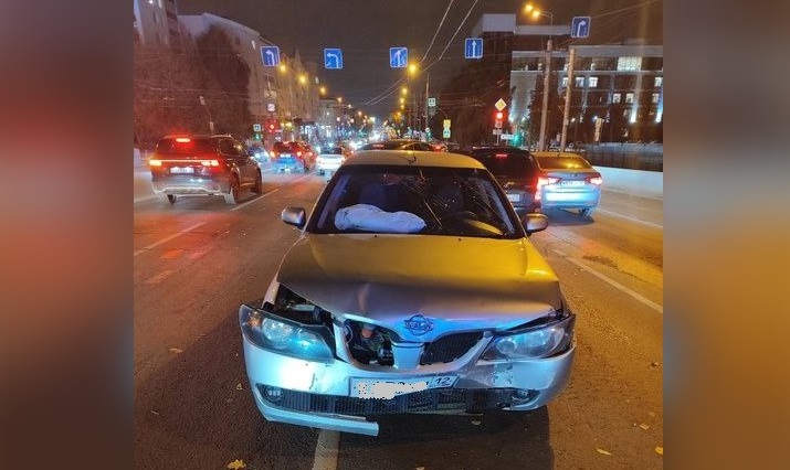 Иномарка столкнулась с автобусом и врезалась в бетонное ограждение в центре Йошкар-Олы