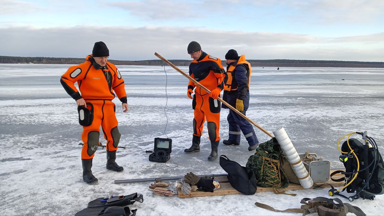 Спасатели-водолазы искали провалившихся под лёд рыбаков в Килемарском районе