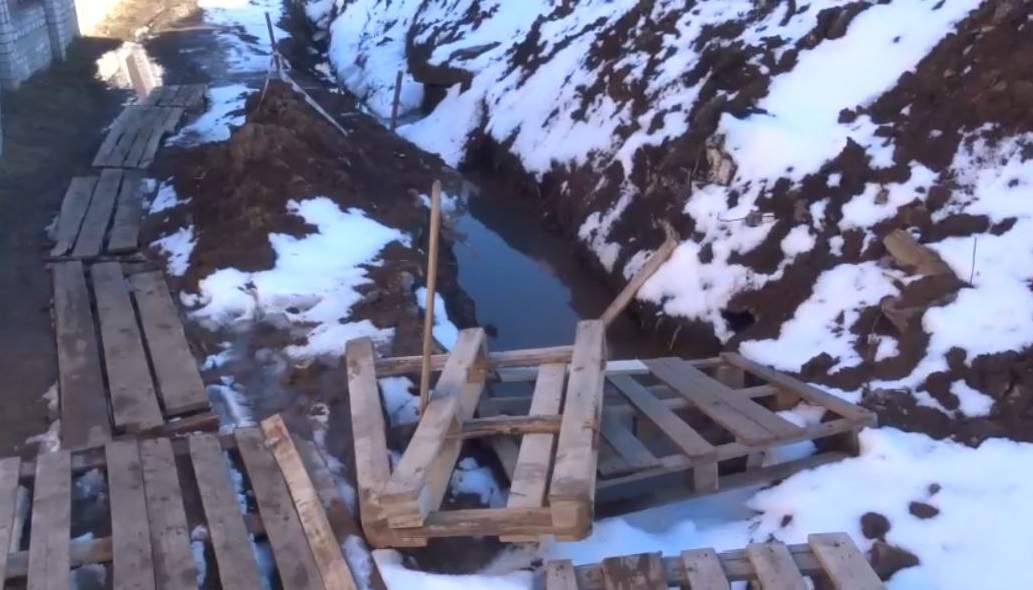 Жители микрорайона Гомзово жалуются на разбитую дорогу и опасный ров
