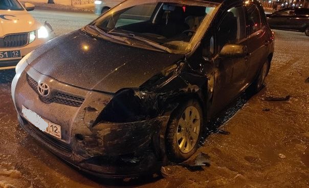 В Йошкар-Оле водитель иномарки проехал на запрещающий сигнал светофора и получил травмы