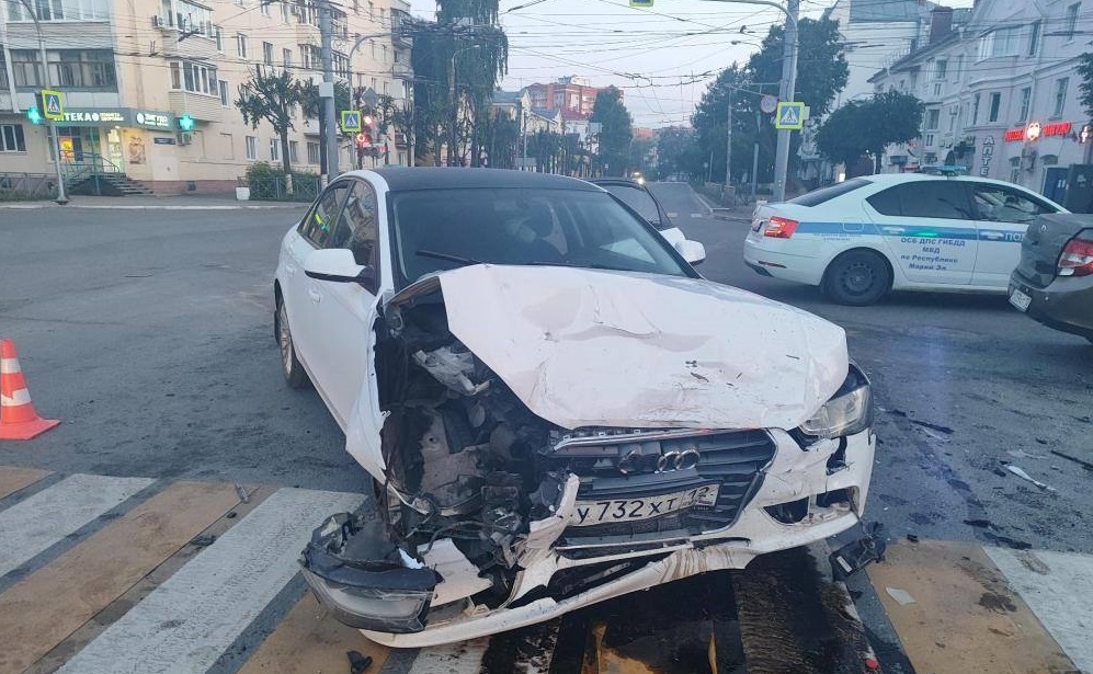Четыре пассажира двух автомобилей пострадали при столкновении в центре Йошкар-Олы