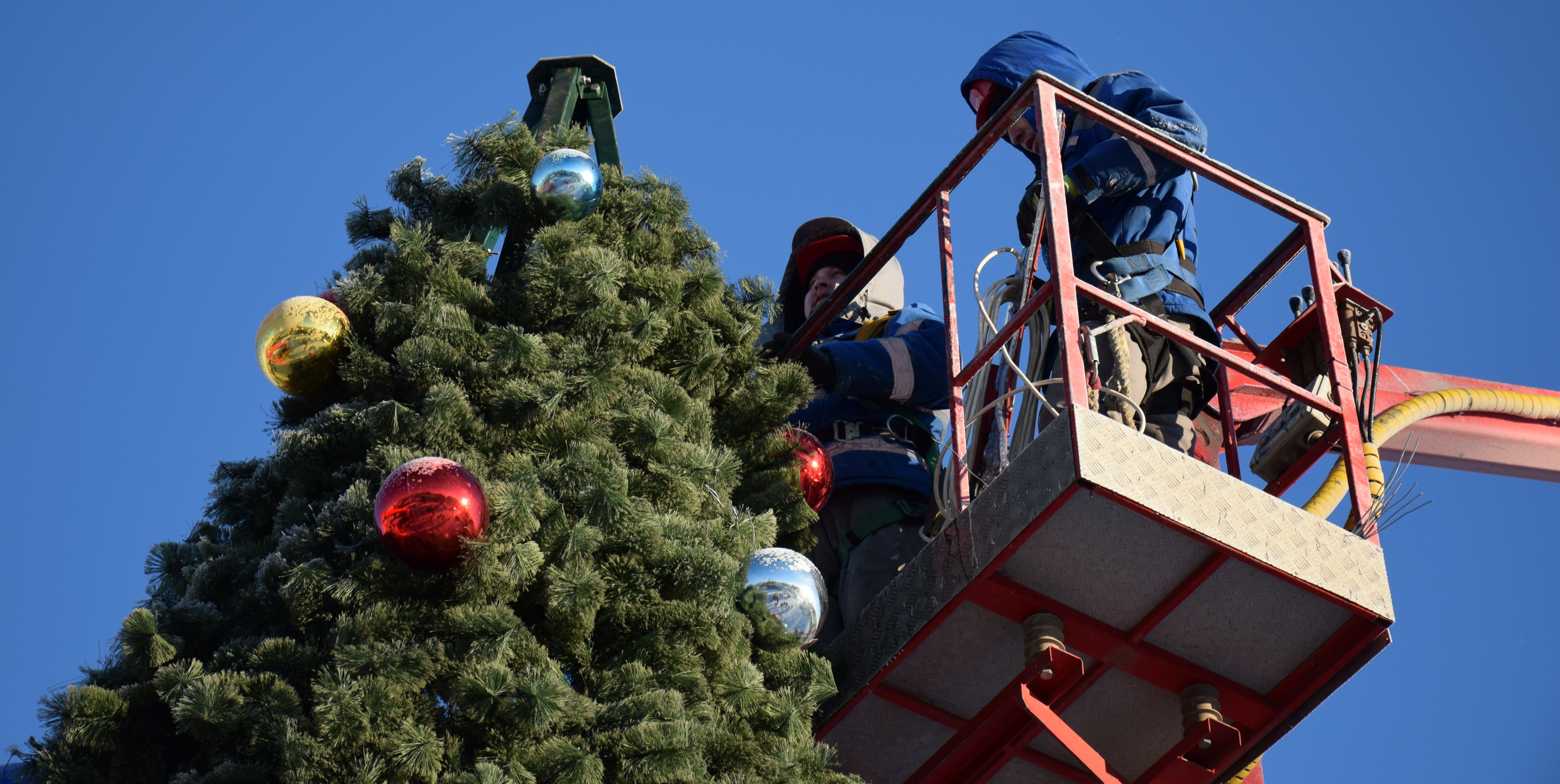 Энергетики украсили новогоднюю елку в Йошкар-Оле