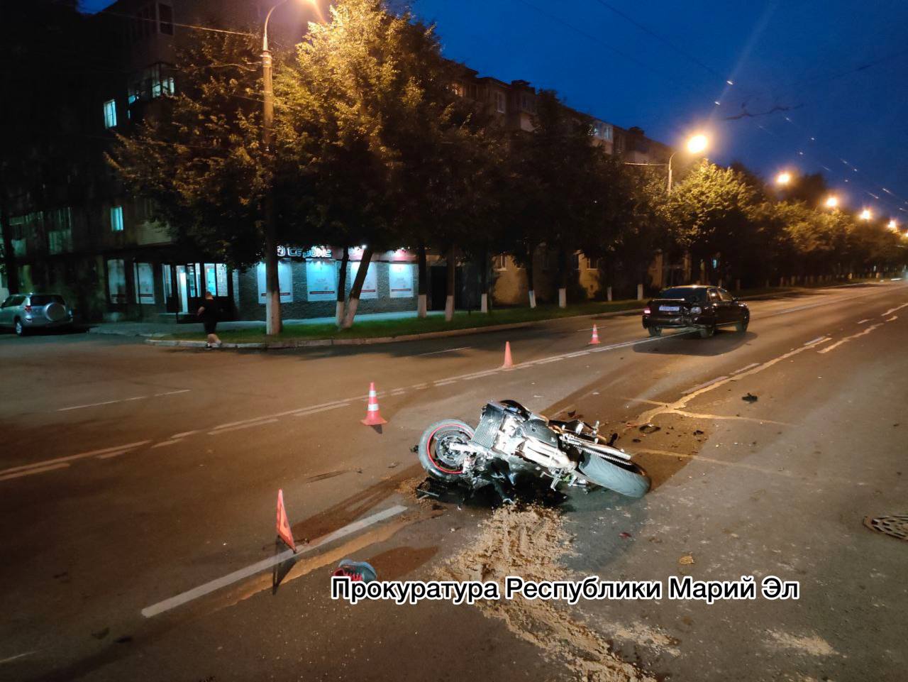 В центре Йошкар-Олы мотоциклист врезался в поворачивающую налево Audi А4 -  ГТРК