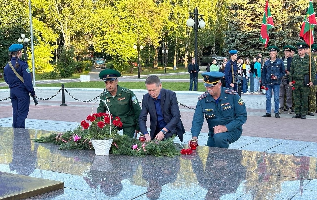 Сегодня в 4 часа утра в Йошкар-Оле зажгли свечи в память о защитниках  Родины - ГТРК