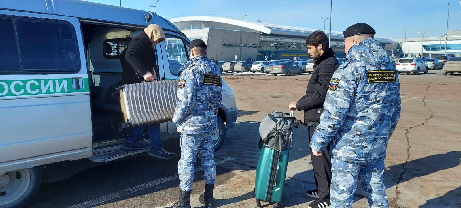 Двое граждан Таджикистана отправлены домой судебными приставами Марий Эл -  ГТРК