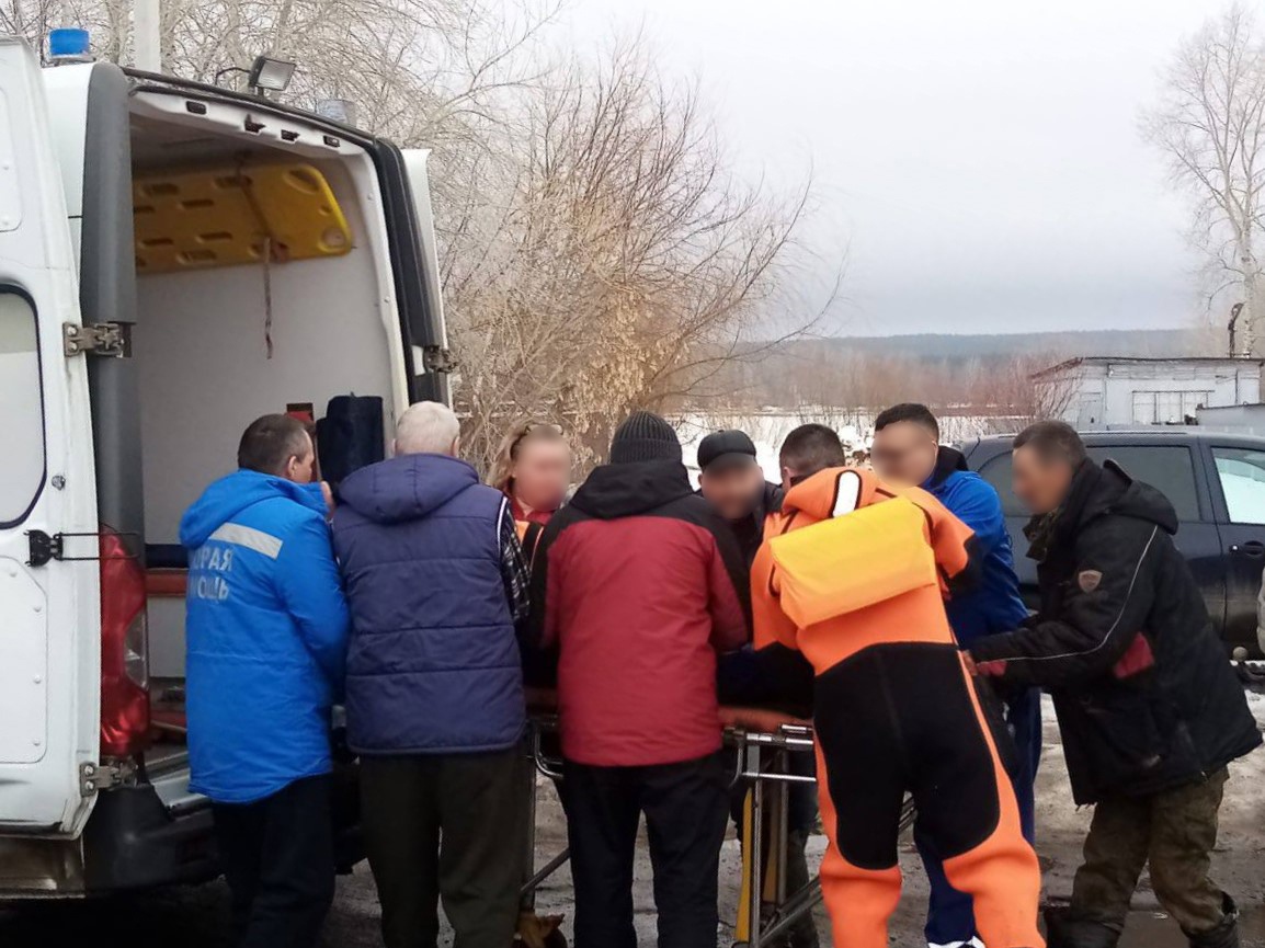 В Волжском районе спасатели вытащили провалившегося под лёд рыбака 