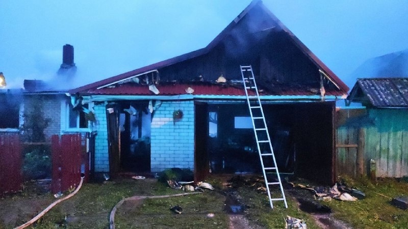 Две семьи с детьми спаслись из горящего дома в Оршанском районе Марий Эл